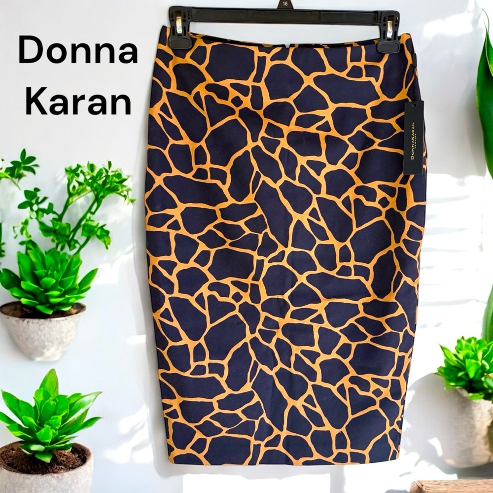 Donna Karan-NWT Size 8 Giraffe-Print Pencil Skirt.
Back zip. New with tags!